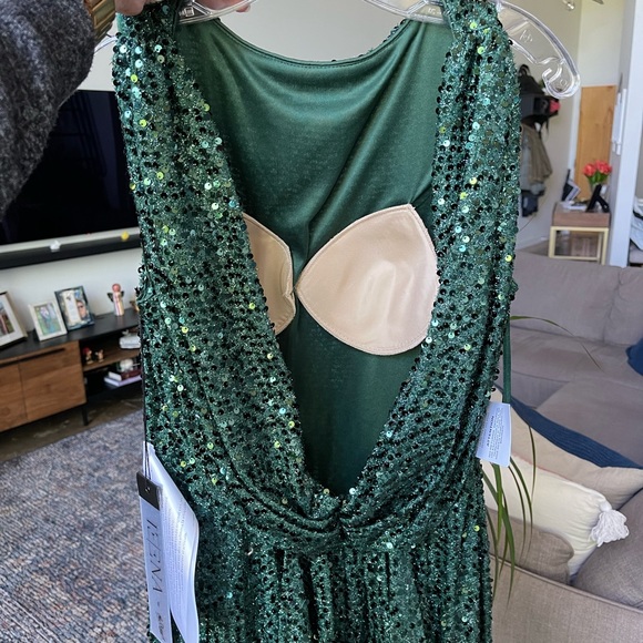 Mac Duggal Cowl Back Boat Neck Sequined Evening Gown in Emerald Green. Size 6. - Picture 7 of 11